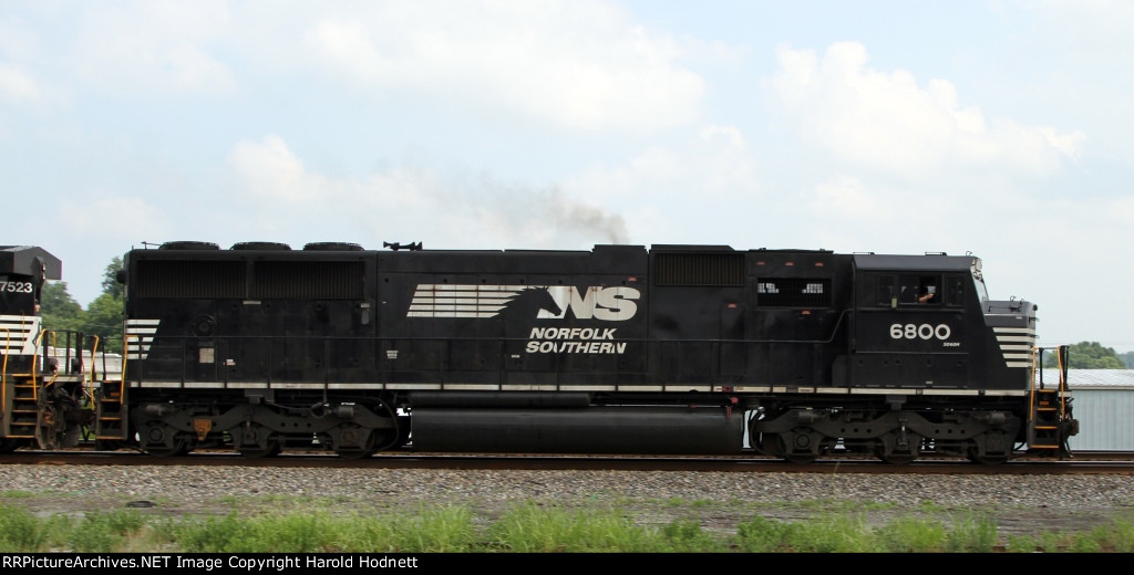 NS 6800 leads train 337 southbound